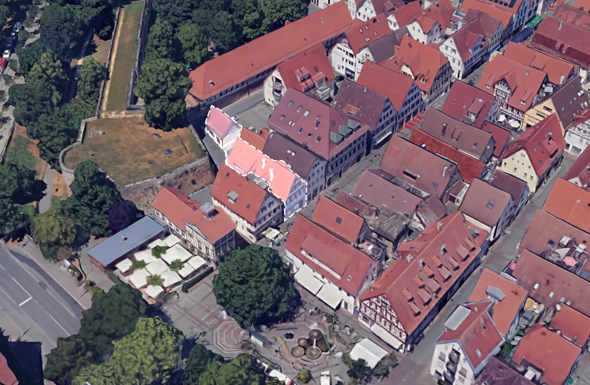 Lage des Fachwerkhauses in der Marktstraße der historischen Altstadt von Kirchheim unter Teck. Links die ehemalige Stadtmauer.